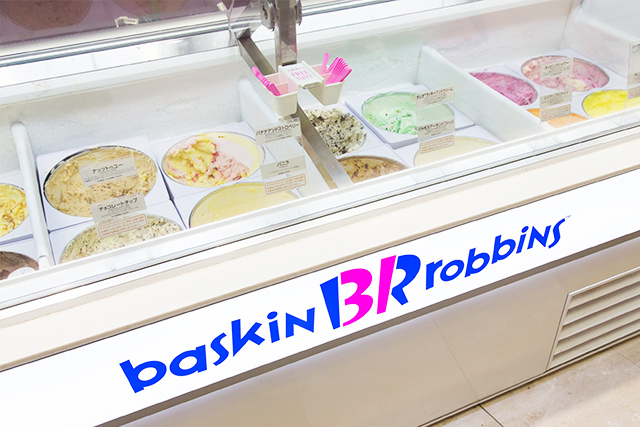 店頭に並ぶアイスクリームの写真