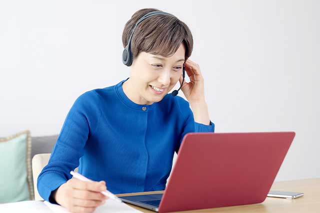 パソコンを使って在宅勤務をするシニア女性のイメージ