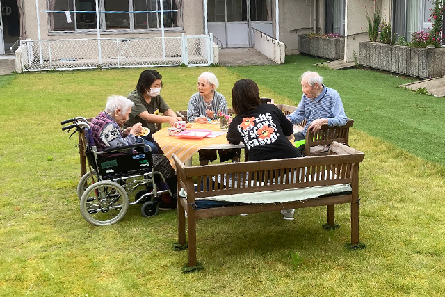 園庭での食事介助の様子